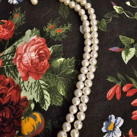 Made in Japan Graduated double faux pearl necklace - Picture 2 of 5